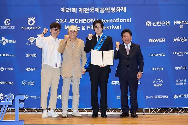 (왼쪽부터) 제21회 제천국제음악영화제 집행위원장인 장항준 감독, 이장호 조직위원장, 홍보대사 강하늘, 김창규 이사장. 제천국제음악영화제 제공