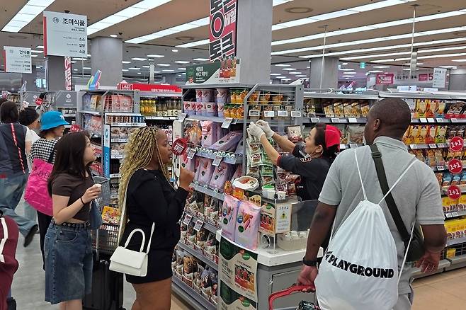 외국인들이 롯데마트 제타플렉스 서울역점에서 쇼핑하고 있다. 롯데마트 제공