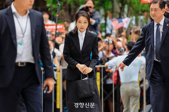 주가조작, 사넬백 등 16개 의혹에 대한 수사 대상인 윤석열 전 대통령의 부인 김건희 여사가 6일 본인을 수사 중인 민중기 특별검사 사무실이 있는 서울 KT광화문 웨스트빌딩으로 출석하고 있다. 이준헌 기자