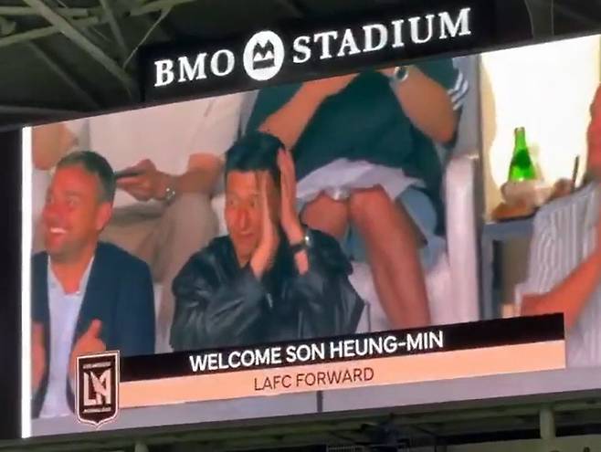 “LA에 온 것을 환영합니다” LA FC와 계약을 위해 지난 5일 미국으로 출국한 손흥민이 6일 LA FC 홈경기를 관전하다 전광판에 소개돼 인사하고 있다. LA는 자막을 통해 손흥민을 ‘LA FC 포워드’로 소개했다. LA FC 구단 엑스 캡처