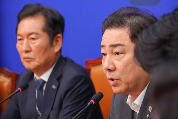 더불어민주당 김병기 원내대표가 6일 서울 여의도 국회에서 열린 최고위원회의에서 발언하고 있다.