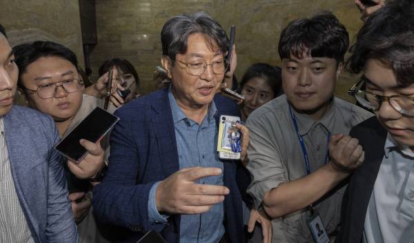 차명 주식거래 의혹이 제기된 국회 법제사법위원장 더불어민주당 이춘석 의원이 지난 5일 국회에서 열린 본회의에 참석한 뒤 본회의장을 빠져나가다 취재진 질문을 받고 있다. 연합뉴스
