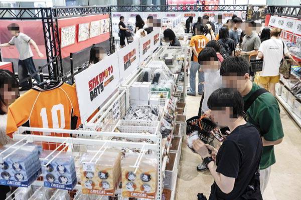 6일 부산 해운대구 롯데백화점 센텀시티 지하광장에서 열리고 있는 ‘주간 소년 점프’ 팝업 스토어를 찾은 고객들이 인기 캐릭터 상품을 살펴 보고 있다.    전민철 기자 jmc@kookje.co.kr