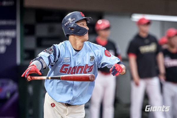 6일 부산 사직구장에서 열린 KIA와 3연전 두 번째 경기에서 올 시즌 처음 1군 경기에 나선 롯데 노진혁이 첫 타석에서 동점 적시타를 친 뒤 1루로 달려나가고 있다. 롯데 자이언츠 제공