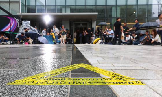 Reporters wait outside the KT Gwanghwamun West Building in Jongno District, central Seoul, on Aug. 6, as Kim Keon Hee, wife of former President Yoon Suk Yeol, is scheduled to appear for questioning as a suspect. [YONHAP]