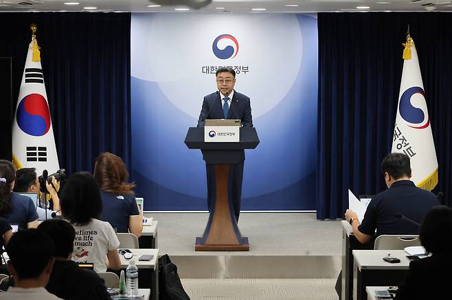 Song Sang-hoon, deputy minister of the office of ICT policy at the Ministry of Science and ICT, briefs the press on Aug. 4 at the government complex in Jongno District, central Seoul, on the selection of teams for Korea’s AI foundation model project. [YONHAP]
