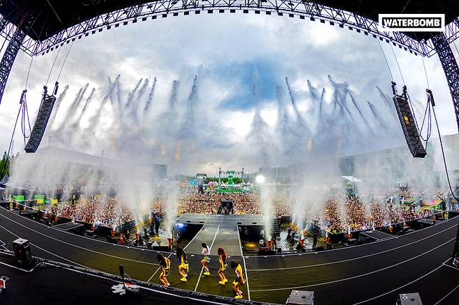 Korea's annual summer water fight and music festival Waterbomb [MADEONE]
