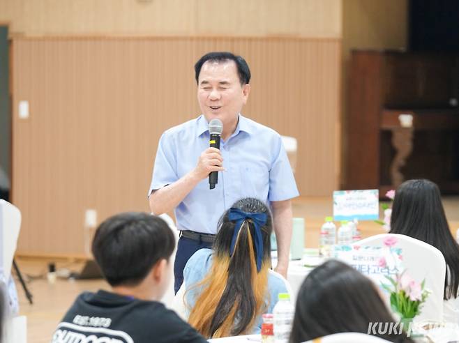 김지철 충남교육감이 6일 충남과학고등학교에서 열린 2025 영재교육 '함께 성장하는 질문여행의 핵심인 '질문 나래마당'에서 학생들에게 질문의 힘에 대해 설명하고 있다.
