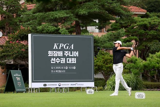 백승경이 1번홀에서 티샷을 하고 있다. KPGA 제공