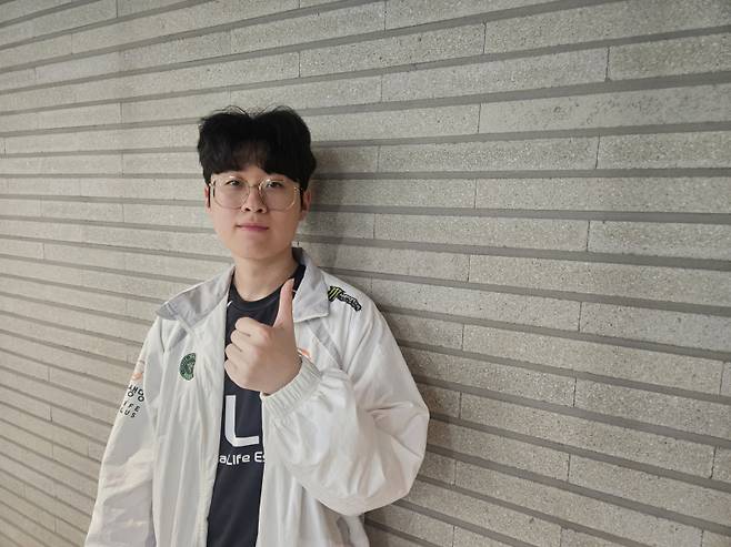 '제우스' 최우제가 6일 오후 5시 서울 종로구 롤파크 LCK 아레나에서 열린 ‘2025 LCK’ 정규시즌 레전드 그룹 4라운드 농심과의 경기가 끝난 후 사진촬영을 하고 있다. 송한석 기자