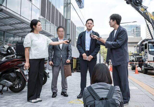 ‘정치 브로커’ 명태균씨가 실질적으로 운영했던 것으로 알려진 여론조사 업체 미래한국연구소의 김태열 전 소장이 5일 특검 사무실에 출석하며 입장을 밝히는 모습. 뉴시스