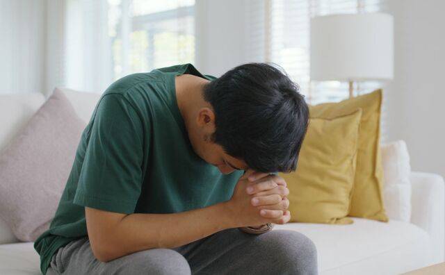 선교사들의 사역만큼 건강도 소중하다. 몸이 아픈 한 남성이 두 손을 모으고 기도하면서 고통을 참고 있다. 게티이미지뱅크