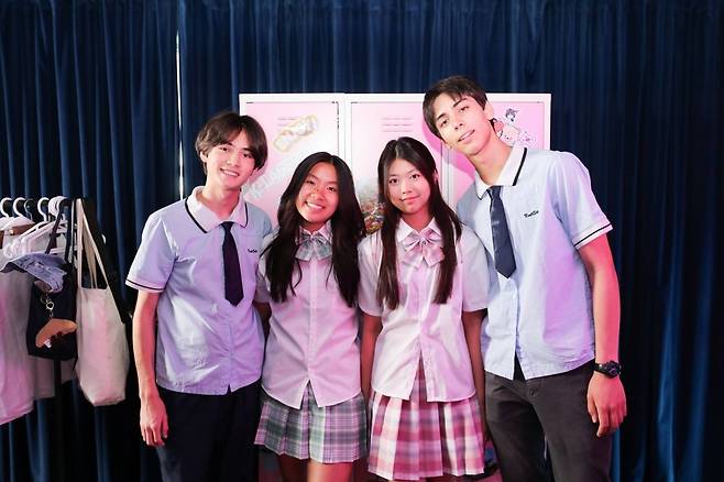 ㅌ하이커그라운드에서 교복 체험을 즐기는 NYO-USA 단원들. 한국관광공사 제공