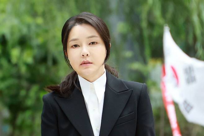 윤석열 전 대통령 배우자 김건희 여사가 6일 서울 종로구 KT광화문빌딩 웨스트에 마련된 민중기 특별검사팀 사무실에 피의자 신분으로 출석하고 있다. 연합뉴스