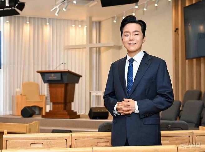 임동현 아델포이교회 목사가 5일 경기도 광명 예배당에서 두 손을 모으고 포즈를 취하고 있다. 신석현 포토그래퍼