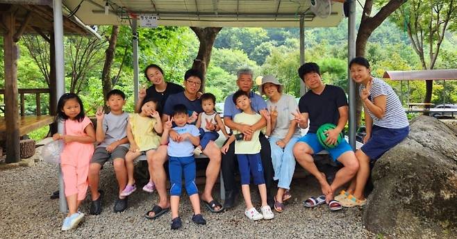 전유근씨 가족들이 힘을 모아 거제시에 백미 2t을 기부했다. 거제시 제공
