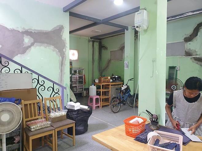 지난 3월 강진 피해로 공방 내 벽이 갈라져 급하게 보수한 모습. 비라이트 제공