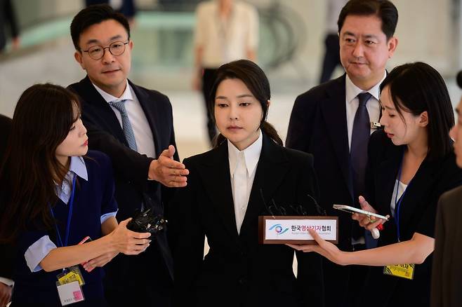 윤석열 전 대통령 부인 김건희 여사가 6일 서울 종로구 민중기 김건희 특별검사팀 사무실에 공직자윤리법 위반 등 혐의 피의자 신분으로 출석하고 있다. 사진공동취재단