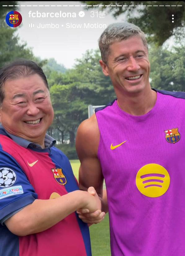 김경일 파주시장이 FC바르셀로나 로베르트 레반도프스키 선수와 악수하고 있다. 파주시 제공