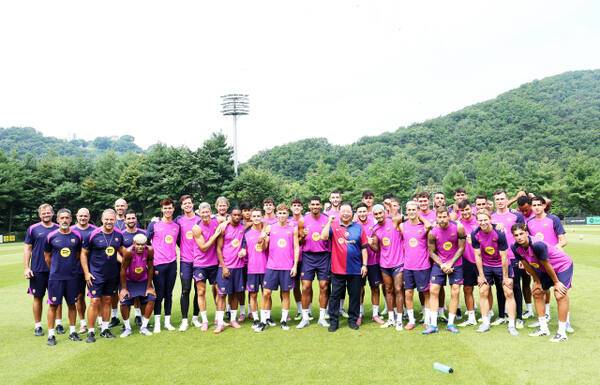 세계적 명문축구클럽인 FC바르셀로나가 파주 축구 국가대표 트레이닝센터에서 김경일 파주시장과 기념촬영을 하고 있다. 파주시 제공