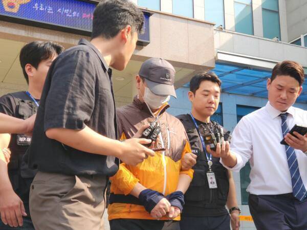 지난 7월30일 오전 인천 논현경찰서에서 인천 총기 사건 60대 피의자가 경찰 차량으로 이동하고 있다. 경기일보 DB