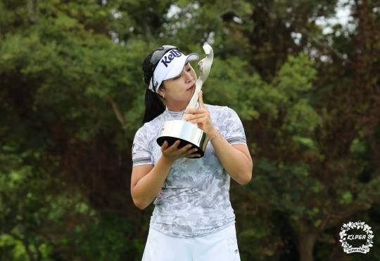'제11회 제주삼다수 마스터스' 마지막 라운드에서 우승한 윤이나가 트로피를 들어 보이고 있다.