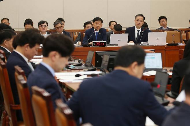 구윤철 경제부총리 겸 기획재정부 장관이 6일 오전 서울 여의도 국회에서 열린 기획재정위원회 전체회의에 출석해 한미 관세 협상과 관련한 의원 질의에 답하고 있다. [이충우 기자]