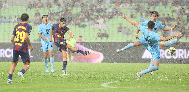 FC Barcelona 2025 Asia Tour Edition Daegu FC and FC Barcelona held at Daegu Stadium on the 4th. FC Barcelona Pedry is shooting in the second half. Photo = Provided by Yonhap News