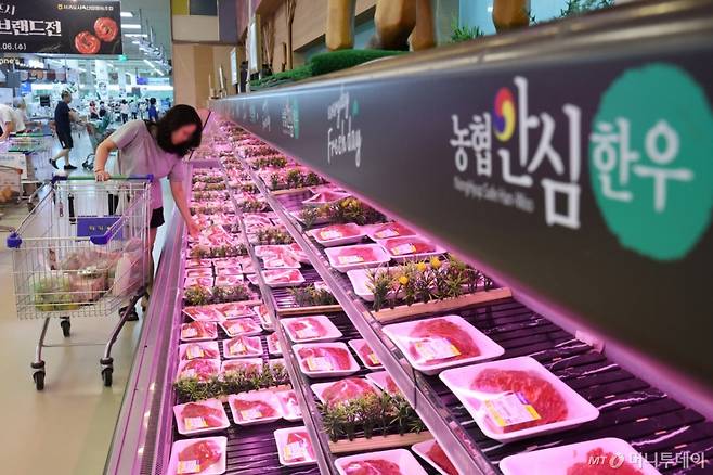 (서울=뉴스1) 신웅수 기자 = 1일 서울 서초구 하나로마트 양재점을 찾은 시민들이 한우를 고르고 있다.  대한민국은 이번 미국과의 관세 협상에서 쌀·소고기 추가 개방 없이 상호관세를 25%에서 15%로 낮췄다. 2025.8.1/뉴스1  Copyright (C) 뉴스1. All rights reserved. 무단 전재 및 재배포,  AI학습 이용 금지. /사진=(서울=뉴스1) 신웅수 기자