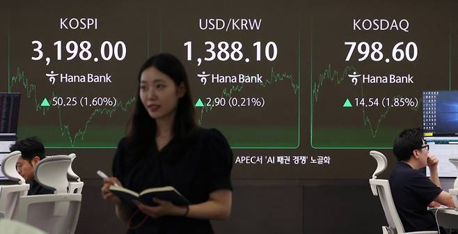 5일 서울 중구 하나은행 딜링룸에서 딜러들이 업무를 보고 있다.   코스피는 전 거래일(3147.75)보다 50.25포인트(1.60%) 오른 3198.00에 장을 마쳤다. 코스닥 지수는 전 거래일(784.06)보다 14.54포인트(1.85%) 상승한 798.60에 거래를 종료했다.  /사진=뉴시스