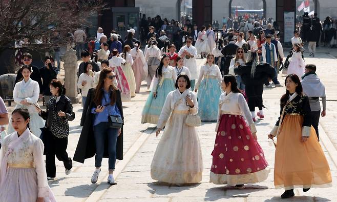 중국인 단체 관광객, 다음달 29일부터 무비자로 들어온다