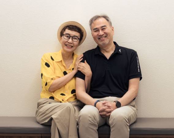 가수 강애리자와 남편 박용수씨가 함께 하고 있다./사진=권현수 기자