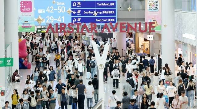 여름 휴가철인 3일 인천국제공항 제1여객터미널 출국장이 이용객들로 북적이고 있다. 뉴시스