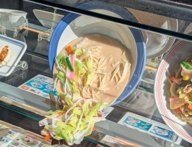 2일 일본 후쿠오카시의 한 음식점 앞에 진열된 라면 모형이 녹아 흘러내리고 있다. 엑스 캡처