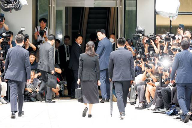 윤석열 전 대통령의 부인 김건희(가운데) 여사가 6일 오전 소환조사에 응하기 위해 특검 사무실이 있는 서울 종로구 KT광화문웨스트빌딩으로 들어가고 있다. 사진공동취재단