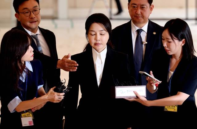 윤석열 전 대통령 부인 김건희 여사가 6일 서울 종로구 민중기 김건희 특별검사팀 사무실에 자본시장법 위반 등 혐의 피의자 신분으로 출석하고 있다. 사진공동취재단