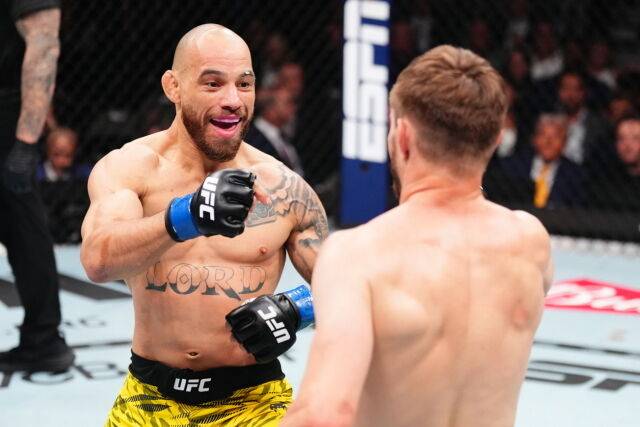 브라이스 미첼(오른쪽)과 경기에서 공격을 시도하는 실바. /UFC 제공
