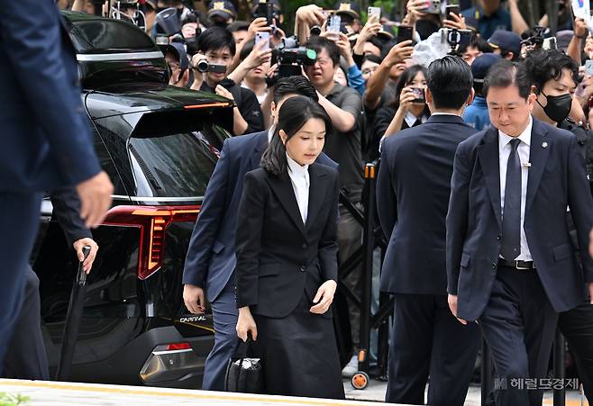 윤석열 전 대통령 부인 김건희 여사가 6일 오전 서울 종로구 민중기 특검 사무실에 조사받기 위해 피의자 신분으로 출석하고 있다. 임세준 기자