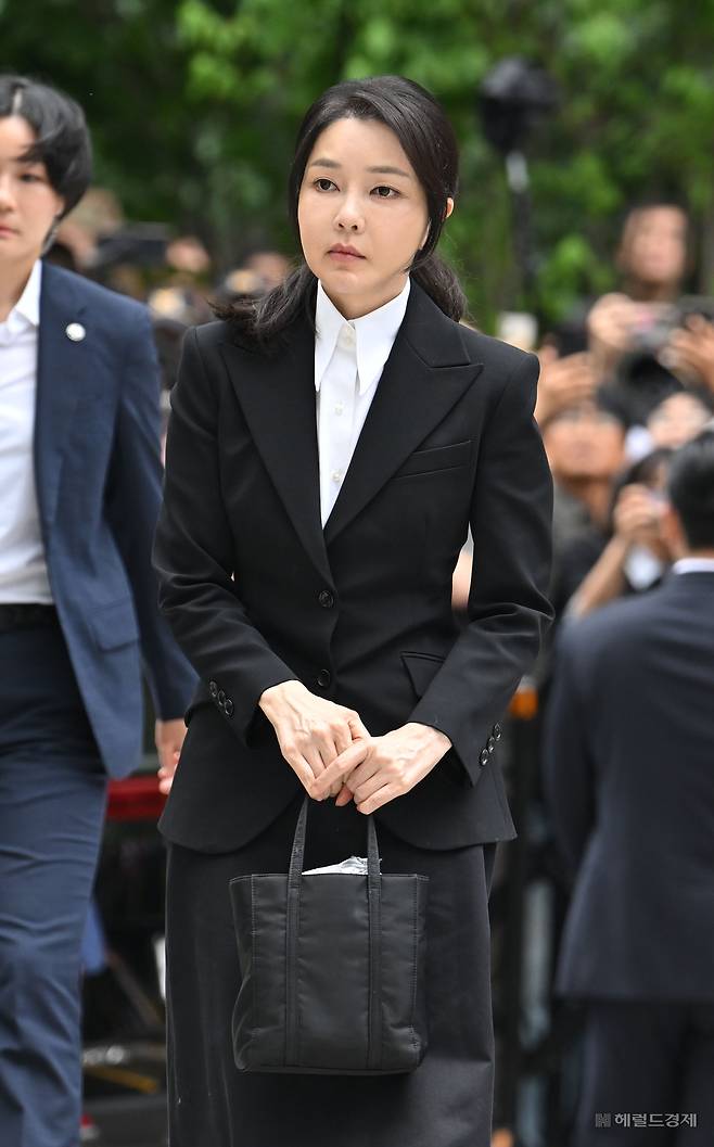 윤석열 전 대통령 부인 김건희 여사가 6일 오전 서울 종로구 민중기 특검 사무실에 조사받기 위해 피의자 신분으로 출석하고 있다.  임세준 기자