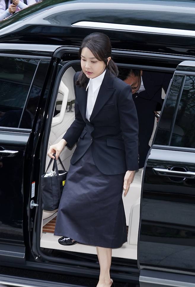 윤석열 전 대통령 배우자 김건희 여사가 6일 서울 종로구 KT광화문빌딩 웨스트에 마련된 민중기 특별검사팀 사무실에 피의자 신분으로 출석하기 위해 차량에서 내리고 있다. [연합]