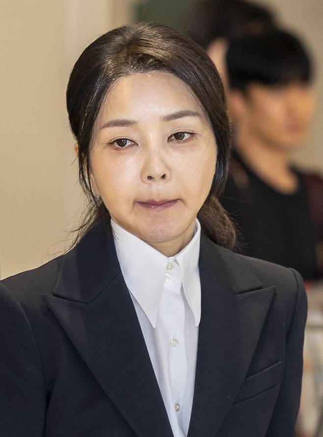 윤석열 전 대통령 배우자 김건희 여사가 6일 서울 종로구 KT광화문빌딩 웨스트에 마련된 민중기 특별검사팀 사무실에 피의자 신분으로 출석하고 있다. 2025.8.6 [사진공동취재단] [연합]