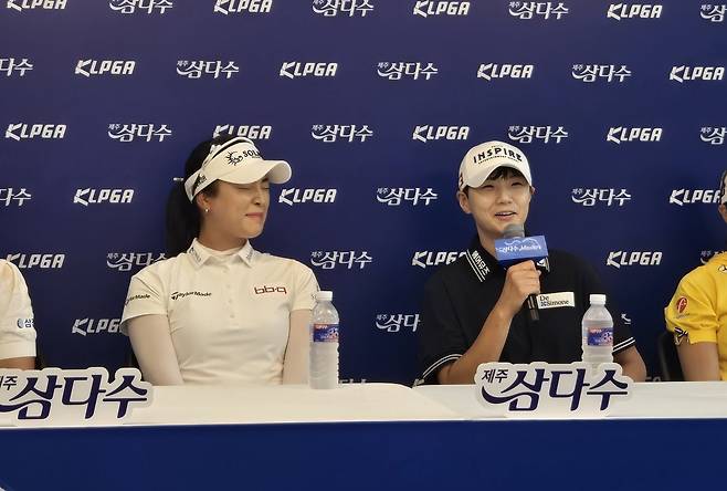 박성현이 6일 제주 서귀포 사이프러스 골프앤리조트에서 열린 제주삼다수 마스터스 기자회견에서 답변하자 윤이나가 웃음을 터뜨리고 있다.  서귀포=조범자 기자