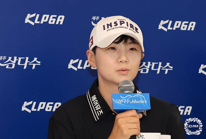 박성현이 제주삼다수 마스터스 기자회견에서 기자들의 질문에 답하고 있다.  [KLPGA 제공]