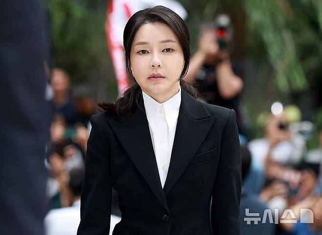[서울=뉴시스] 이영환 기자 = 도이치모터스 주가조작 연루 의혹 등을 받는 김건희 여사가 6일 오전 서울 종로구 김건희 특검팀(특별검사 민중기)사무실에 피의자 신분으로 소환되고 있다. 2025.08.06. 20hwan@newsis.com