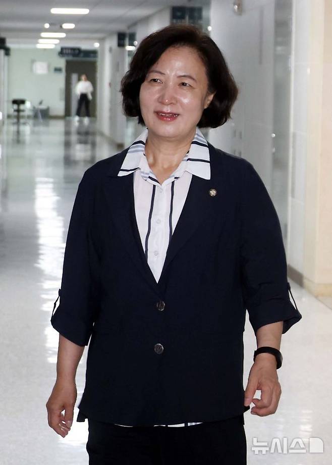 [서울=뉴시스] 조성봉 기자 = 국회 법제사법위원회 위원장에 내정된 추미애 더불어민주당 의원이 6일 서울 여의도 국회 의원회관 내 자신의 의원실로 들어가고 있다. 이날 민주당은 '주식 차명거래 의혹'을 받고 있는 법사위원장 이춘석 의원을 제명했다. 2025.08.06. suncho21@newsis.com