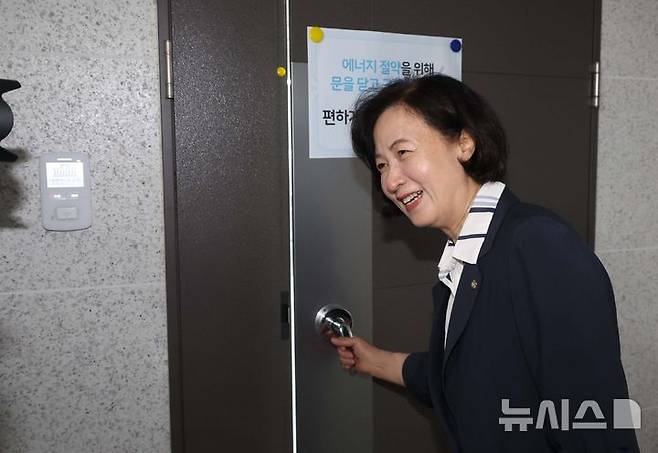 [서울=뉴시스] 조성봉 기자 = 국회 법제사법위원회 위원장에 내정된 추미애 더불어민주당 의원이 6일 서울 여의도 국회 의원회관 사무실로 들어가고 있다. 이날 민주당은 '주식 차명거래 의혹'을 받고 있는 법사위원장 이춘석 의원을 제명했다. 2025.08.06. suncho21@newsis.com