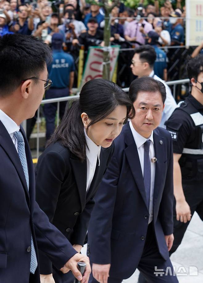 [서울=뉴시스] 사진공동취재단 = 도이치모터스 주가조작 연루 의혹 등을 받는 김건희 여사가 6일 서울 종로구 김건희 특검팀(특별검사 민중기) 사무실에 피의자 신분으로 조사를 받기 위해 들어서고 있다. 2025.08.06. photo@newsis.com