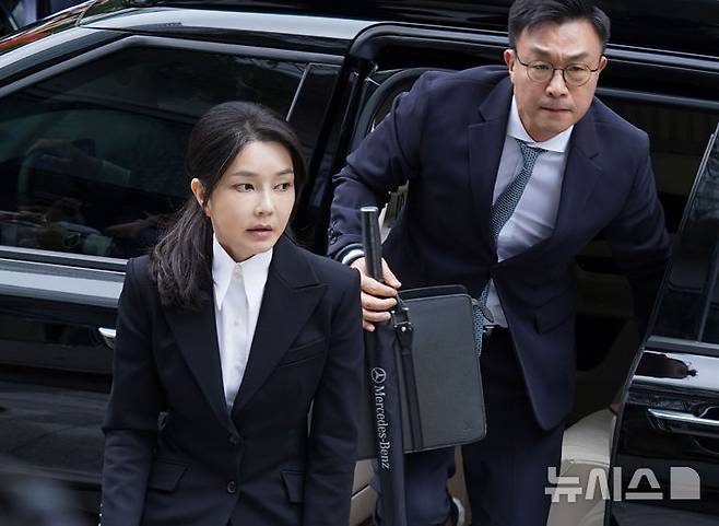 [서울=뉴시스] 사진공동취재단 = 도이치모터스 주가조작 연루 의혹 등을 받는 김건희 여사가 6일 서울 종로구 김건희 특검팀(특별검사 민중기) 사무실에 피의자 신분으로 조사를 받기 위해 차량에서 내리고 있다. 2025.08.06. photo@newsis.com