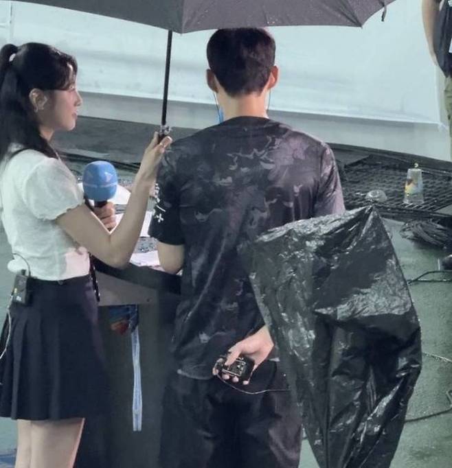 [서울=뉴시스] 손흥민이 인터뷰 하는 장면의 뒷모습이 공개됐다.(사진=온라인커뮤니티 갈무리).2025.08.06. *재판매 및 DB 금지