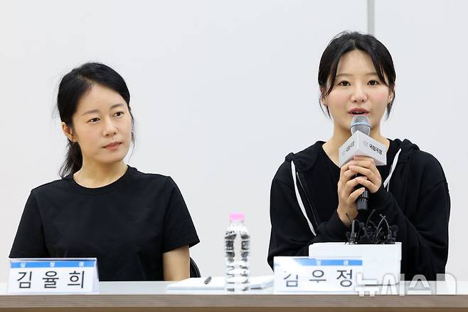 [서울=뉴시스] 박진희 기자 = 국립창극단 신작 '심청' 심청 역의 김우정·김율희가 30일 서울 중구 국립극장 뜰아래연습장에서 기자간담회를 하고 있다. 2025.07.30. pak7130@newsis.com